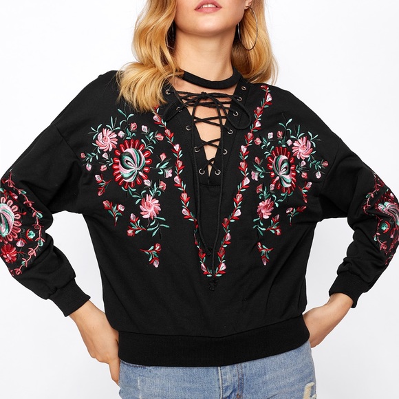 Tops - 🏆HP🆕🥂Floral embroidered lace up knit top